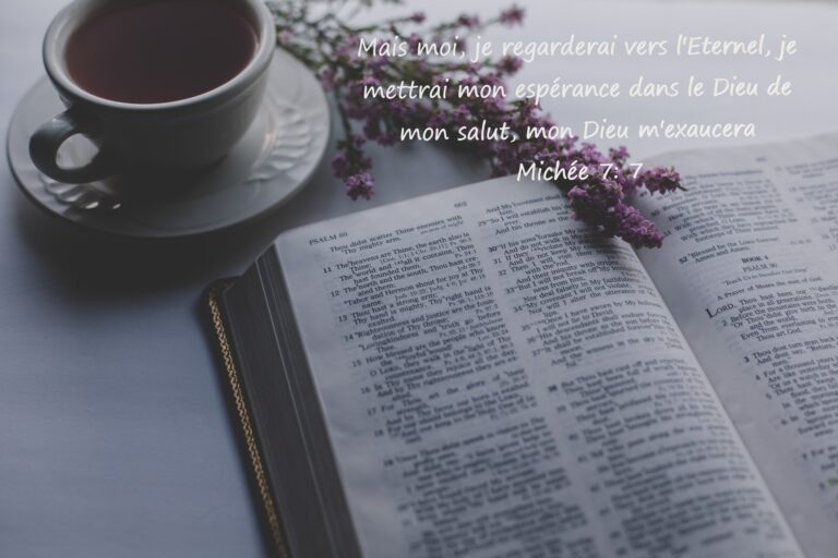 Bible et tasse de thé